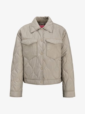 Lichtbeige doorgestikte jas met drukknopen, twee klepzakken aan de voorkant en een kraag, met een licht gewatteerde textuur.