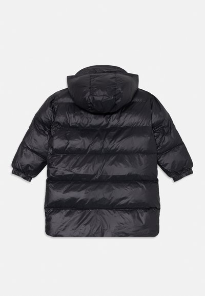 Svart dunjakke med hette, med en quiltet design, elastiske ermer og en glatt, glansfull tekstur. Bakfra vises horisontale paneler.