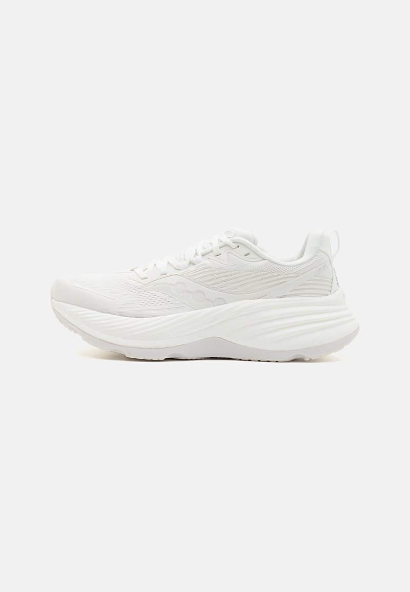 Chaussure de sport blanche avec une tige en mesh texturé, semelle intermédiaire rembourrée et semelle extérieure en caoutchouc ; elle possède des lacets et une languette à l'arrière.