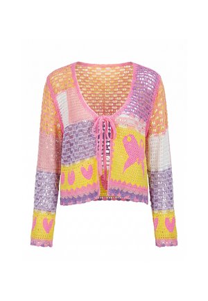 Hæklet åben-front cardigan med lange ærmer i pastelrosa, gul, lilla og hvid, med hjerte- og sommerfuglemønstre og bindebånd foran.