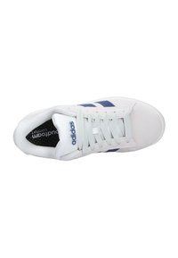 Sneaker bianco in suede con lacci grigi, strisce blu e linguetta con marchio. Presenta una soletta perforata e una suola in gomma.