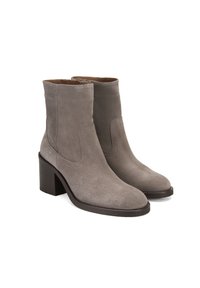 Graue Wildleder-Stiefeletten mit runder Spitze, elastischen Seiteneinsätzen und einem stabilen Absatz. Glatte Textur mit minimalen Nähdetails.