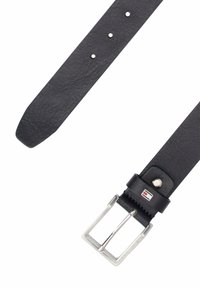 Cintura in pelle nera con finitura testurizzata, fibbia in metallo argentato, tre fori per la regolazione e un dettaglio con marchio vicino alla fibbia.