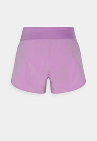 Lila shorts med en slät struktur, som har en bred midja och en något böjd nederkant för komfort och rörlighet.