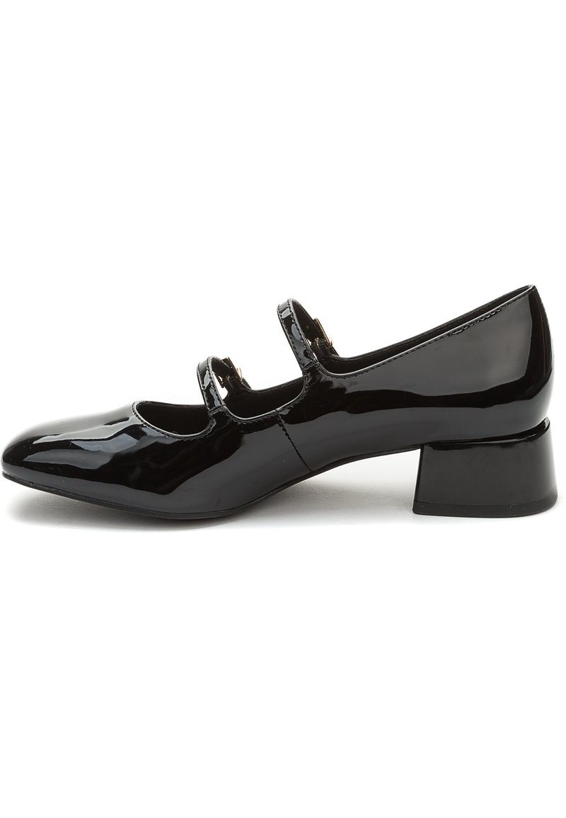 Scarpe in vernice nera con tacco quadrato basso, punta affusolata e due cinturini decorativi sulla parte superiore del piede. Finitura liscia e lucida.