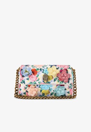 Borsa con motivo floreale con fiori multicolori, materiale testurizzato, tracolla a catena tono oro e chiusura decorativa sul davanti.