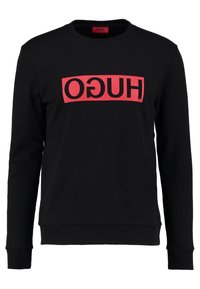 Schwarzer Sweatshirt aus Baumwolle mit langen Ärmeln, rundem Halsauschnitt und einem auffälligen roten rechteckigen Logo, auf dem in Großbuchstaben "HUGO" steht.