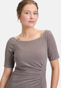 Lśniąca szara sukienka z okrągłym dekoltem, krótkimi rękawami i marszczeniem po bokach, wykonana z elastycznej tkaniny o teksturowanym wykończeniu.