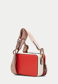 Rektangulär crossbody-väska i texturerat orange och vitt läder. Har en justerbar rem i rosa och detaljer i guldfärg.