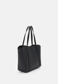 Sac fourre-tout noir avec deux poignées, présentant un motif de marque subtil et répété ainsi qu'une forme rectangulaire structurée.
