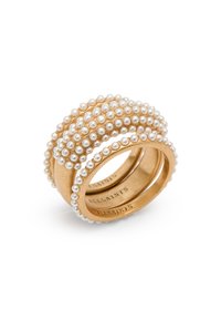 Set di anelli in tono oro composto da tre bande decorate con perle bianche distribuite uniformemente. Ogni banda presenta una texture liscia e lucida.