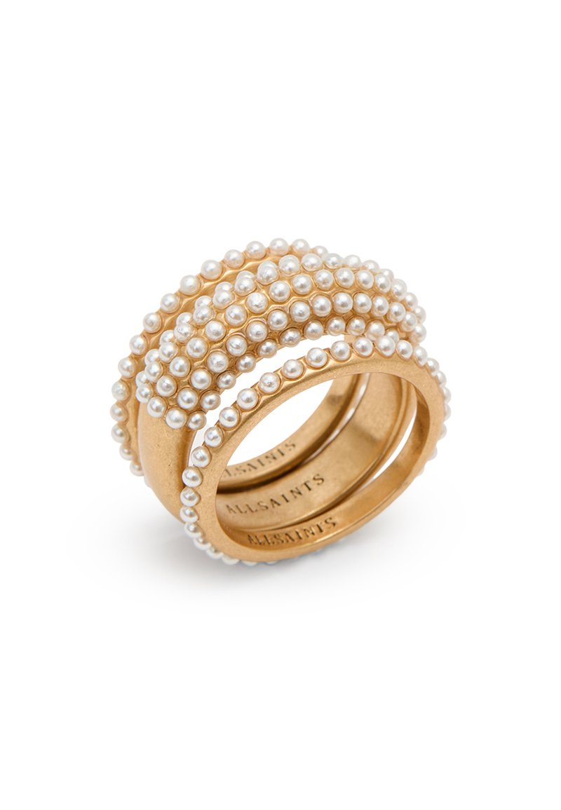Set di anelli in tono oro composto da tre bande decorate con perle bianche distribuite uniformemente. Ogni banda presenta una texture liscia e lucida.