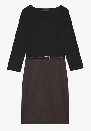Zwarte langafarmige jurk met een bruine onderkant, voorzien van een zwarte riem in de taille. Glad materiaal met een klassieke ronde halslijn.