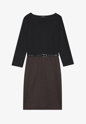 Must have pikkade varrukatega must kleit, mille alumine osa on pruun. Vöökoht on kaunistatud musta vöödiga. Kleidil on sile kangas ja klassikaline ümmargune kaelus.