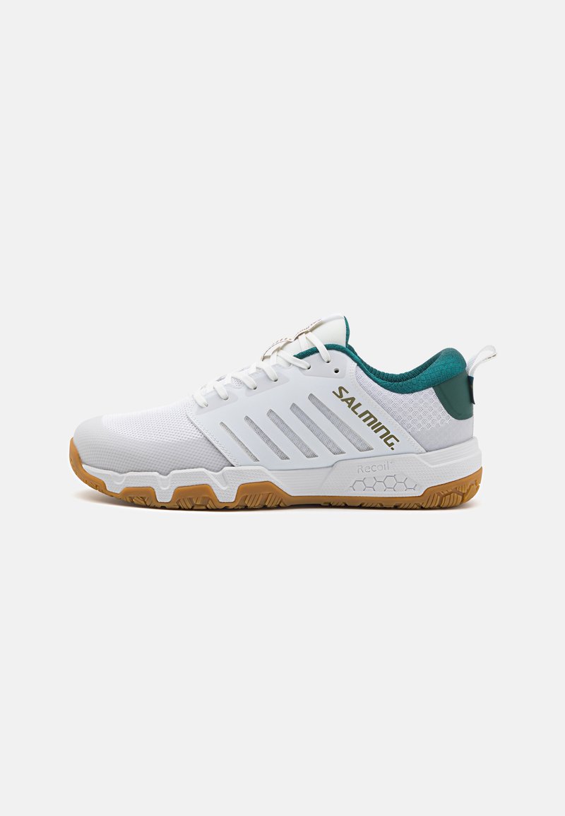 Shoe atlético branco com parte superior em malha, detalhes em teal no calcanhar, sola de borracha tipo gum e marcação lateral. Apresenta um padrão texturizado para aderência.