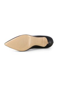 Scarpa con tacco alto in pelle verniciata nera con punta affusolata e suola in gomma beige, dotata di una base testurizzata per una migliore aderenza.