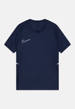 Tumši zila Nike īsām piedurknēm sporta krekls ar apaļu izgriezumu, balts logo augšējā kreisajā pusē un balti akcenti sānos.