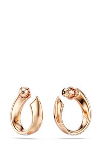 Ružové zlaté náušnice v tvare kruhu s hladkým, lesklým povrchom. Majú zakrivený vrchol a malý akcentový kameň, s časťou čírych kryštálov pozdĺž spodnej časti.