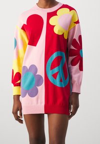 Abito maglione colorato con grandi motivi floreali e a forma di cuore nei toni di rosso, rosa, giallo e blu. Maniche lunghe e orlo a coste.