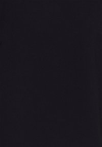 Schwarzer Stoff mit einer glatten, matten Textur. Die Oberfläche ist einheitlich ohne sichtbare Muster oder Designs und präsentiert ein einfarbiges Erscheinungsbild.