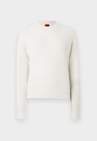 Valkoinen neulottu pusero, jossa pitkät hihat, pyöreä pääntie, tekstuurikuvioita ja hieman väljä istuvuus. Kaulan kohdalla näkyy punainen merkkilappu.