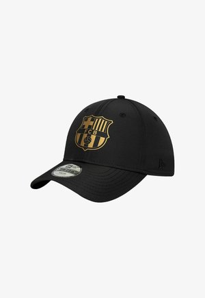 Gorra de béisbol negra con el logo dorado del FC Barcelona. Está hecha de tela suave, con una visera curva y ojales para ventilación.