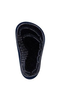 Ciemnoniebieska wkładka z teksturowanym, czarnym gumowym dnem, posiadającym szczegółowe wzory bieżnika i szwy wzdłuż krawędzi.