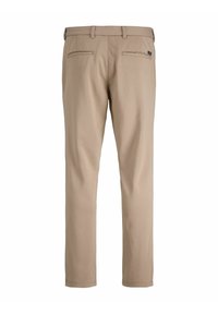 Pantalon beige à jambes droites avec passants pour ceinture, poches passepoilées arrière et une petite étiquette noire sur la poche droite, vu de dos.