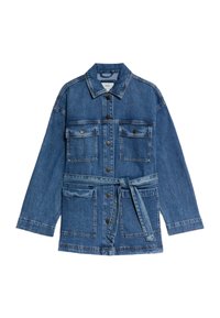 Giacca di jeans blu con colletto, apertura con bottoni, quattro tasche e una cintura abbinata. Presenta una vestibilità rilassata e dettagli cuciti.