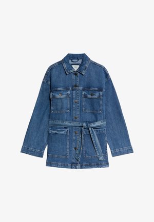 Blå denimjakke med krave, knaplukning, fire lommer og et matchende bælte. Har en løs pasform og syninger.