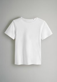 Weißes T-Shirt mit kurzen Ärmeln und rundem Halsausschnitt. Hergestellt aus glattem Stoff, mit einem schlichten Design und einem sauberen Saum ohne Verzierungen.