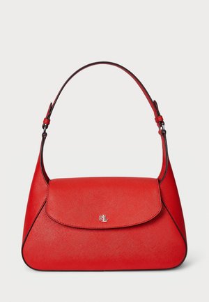 Sac bandoulière en cuir rouge avec une seule bandoulière et un logo RLL argenté sur le rabat avant sur un fond blanc uni.