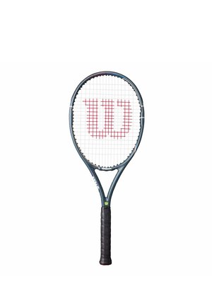 Tennisracket met zwarte grip, donker frame, witte snaren en een rood Wilson "W"-logo in het midden van het snaarbed op een witte achtergrond.