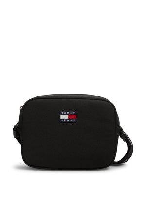 Sort rektangulær crossbody taske med Tommy Jeans-logo og justerbar rem på hvid baggrund.