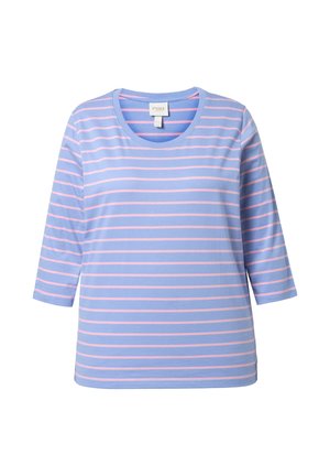 Camisa azul claro con finas rayas horizontales rosas, escote redondo y mangas de tres cuartos.