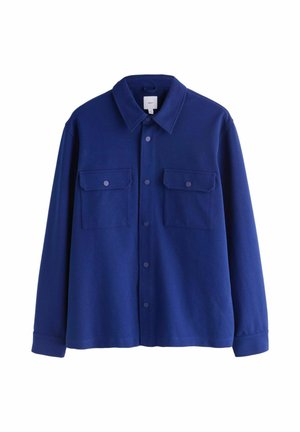 Granatowa koszula na guziki wykonana z miękkiego materiału, z dwoma kieszeniami na piersi, klasycznym kołnierzem i długimi rękawami.