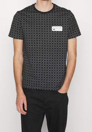 Czarna koszulka z krótkimi rękawami, ozdobiona wzorem w kratkę z białym tekstem i akcentami logo, wykonana z bawełny, z okrągłym dekoltem. Zaprojektowana z myślą o codziennym noszeniu.