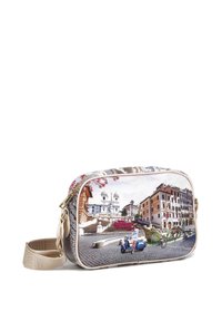 Borsa a tracolla rettangolare con design di paesaggio urbano stampato. Realizzata in tessuto texturizzato, con una zip liscia e una tracolla regolabile.