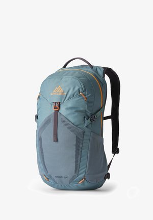 Hellblauer Rucksack mit orangefarbenen Akzenten, aus strapazierfähigem Stoff gefertigt. Verfügt über ein Hauptfach mit Reißverschluss, seitliche Netzfächer und gepolsterte Träger.