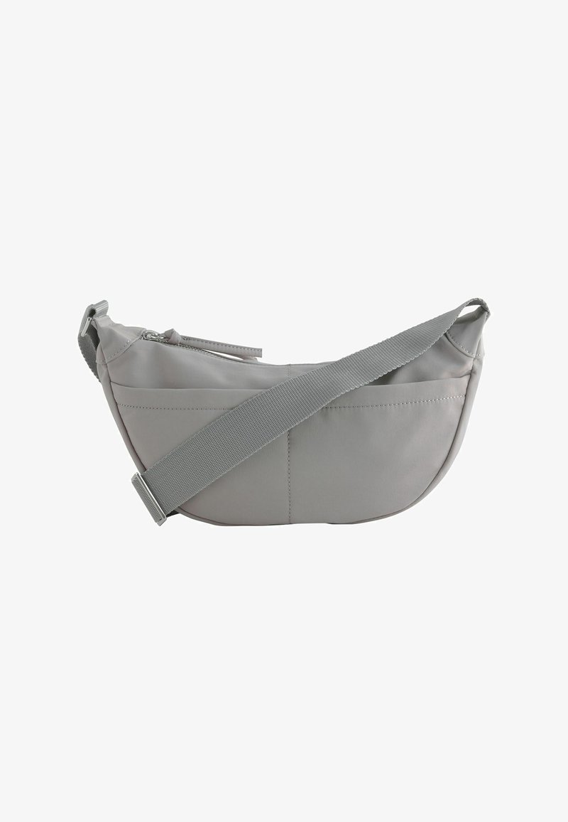 Sac bandoulière gris clair en forme de croissant avec une large sangle réglable et une fermeture éclair sur le dessus.