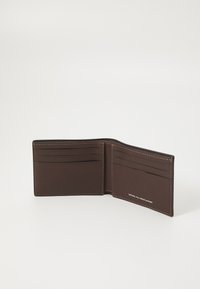 Portafoglio in pelle marrone con design a bifold, numerosi scomparti per carte e cuciture a contrasto. Finitura testurizzata e fodera interna liscia.
