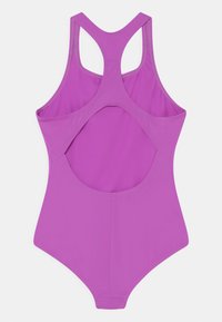 Maillot de bain une pièce violet avec un design à dos croisé, présentant un dos décolleté et un tissu lisse et extensible. Encolure arrondie et ouvertures pour les jambes.