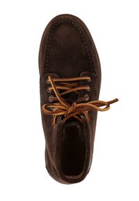 Scarpa in camoscio marrone con punta rotonda, lacci beige e cuciture a contrasto. Fodera interna e suola non visibili. Logo sul tallone.