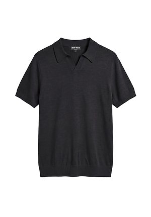 Polo de punto negro de manga corta con cuello, puños y dobladillo acanalados, que presenta un escote en forma de muesca en V y una etiqueta de la marca en el interior del cuello.