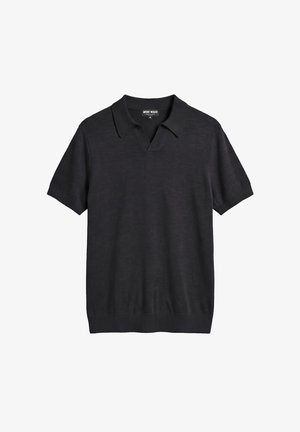 Polo de punto negro de manga corta con cuello, puños y dobladillo acanalados, que presenta un escote en forma de muesca en V y una etiqueta de la marca en el interior del cuello.