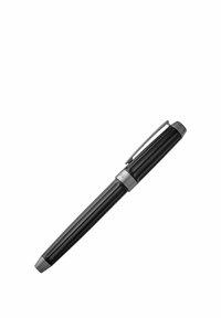 Stylo plume noir avec clip et bande argentés, corps et capuchon cannelés, isolé sur fond blanc.