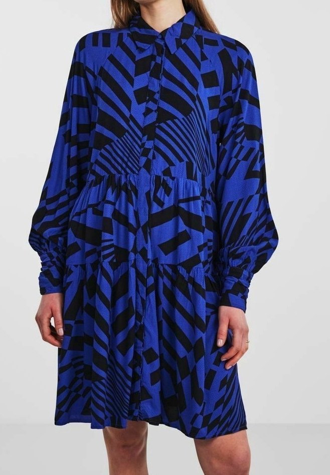 Robe à motifs bleus et noirs avec un devant à boutons, des manches longues et un design en cascades, avec une finition en tissu texturé.