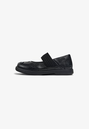 Schwarze Lederschuhe mit abgerundetem Zehenbereich, elastischem Riemen und geprägtem Blumenmuster auf dem Obermaterial. Flache Gummisohle, minimalistisches Design.