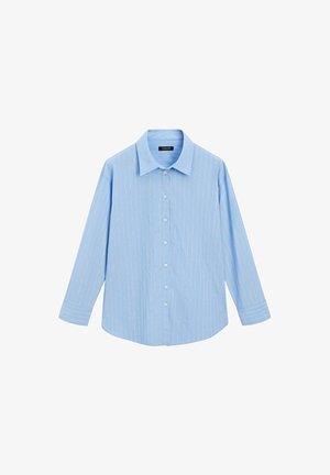 Camicia a maniche lunghe color azzurro chiaro con sottili righe verticali bianche e colletto appuntito.