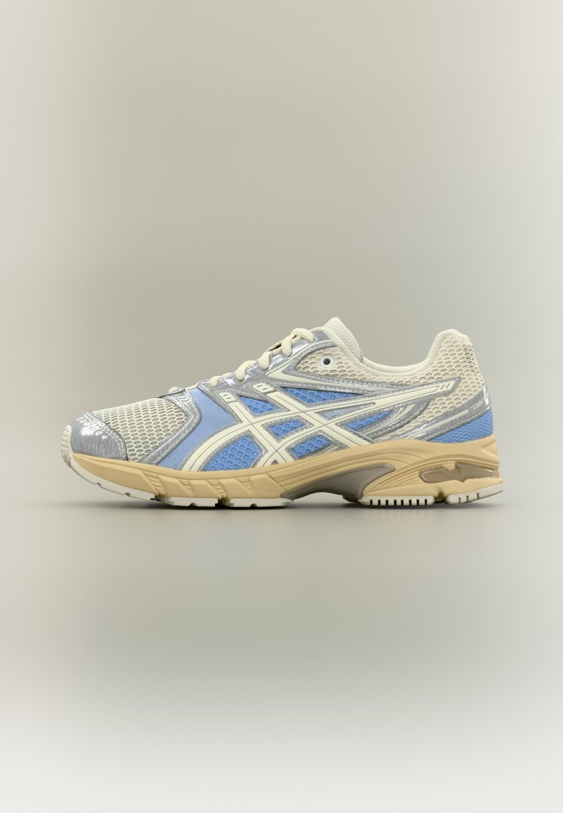 Ténis de corrida leve em branco e azul. Cabedal em malha com sola de borracha. Apresenta design com atacadores e detalhes estampados.